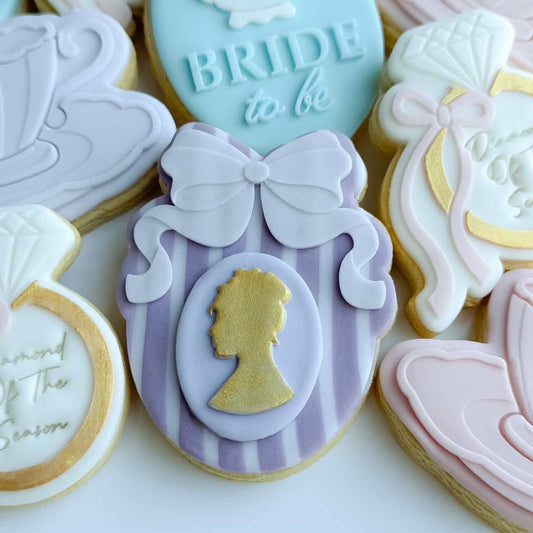Oval Plaque with Bow Cookie Stamp & Cutter